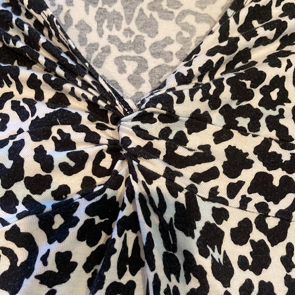 Cheetah short sleeve v neck t shirt - Picture 2 of 3
